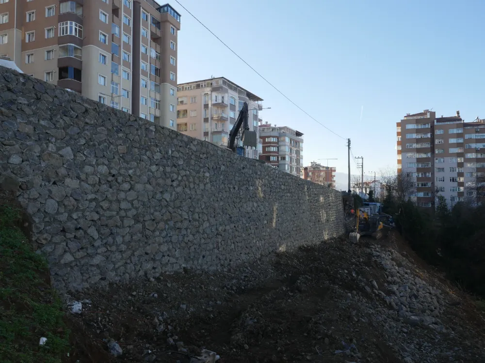 Trabzon Büyükşehir Belediyesi, Çöken İstinad Duvarına Hızlı Müdahale Ederek Yeniden İnşa Ediyor