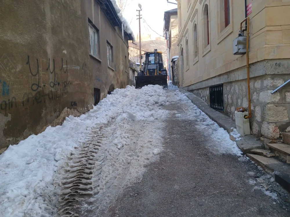 Bayburt Belediyesinden Kış Hazırlığı Ara Sokaklarda Buz Temizliği Devam Ediyor