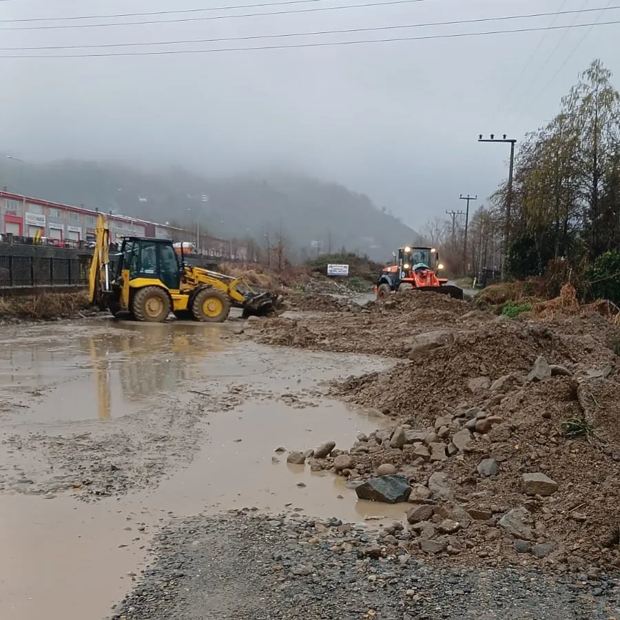 Pazar Belediyesi Güzelyalı Mahallesinde Yol Düzenleme ve Yağmur Suyu Çalışmalarını Hızla Sürdürüyor