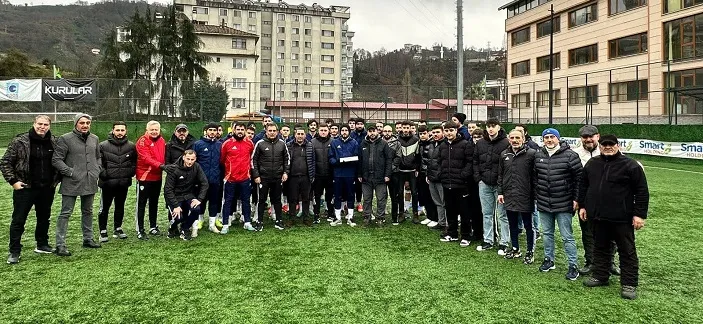 Çayelispor’a Taraftarlardan Moral Desteği ve Tatlı İkramı