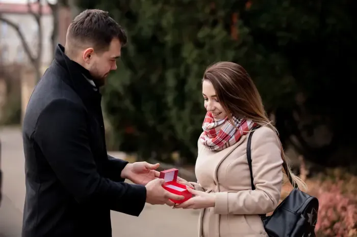 İlişkilerde Kadınları hemen ikna ediyor! Erkekleri affettiren 5 hediye!