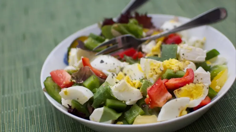 Mide dostu yumurta salatası tarifi! 10 dakika haşlayın