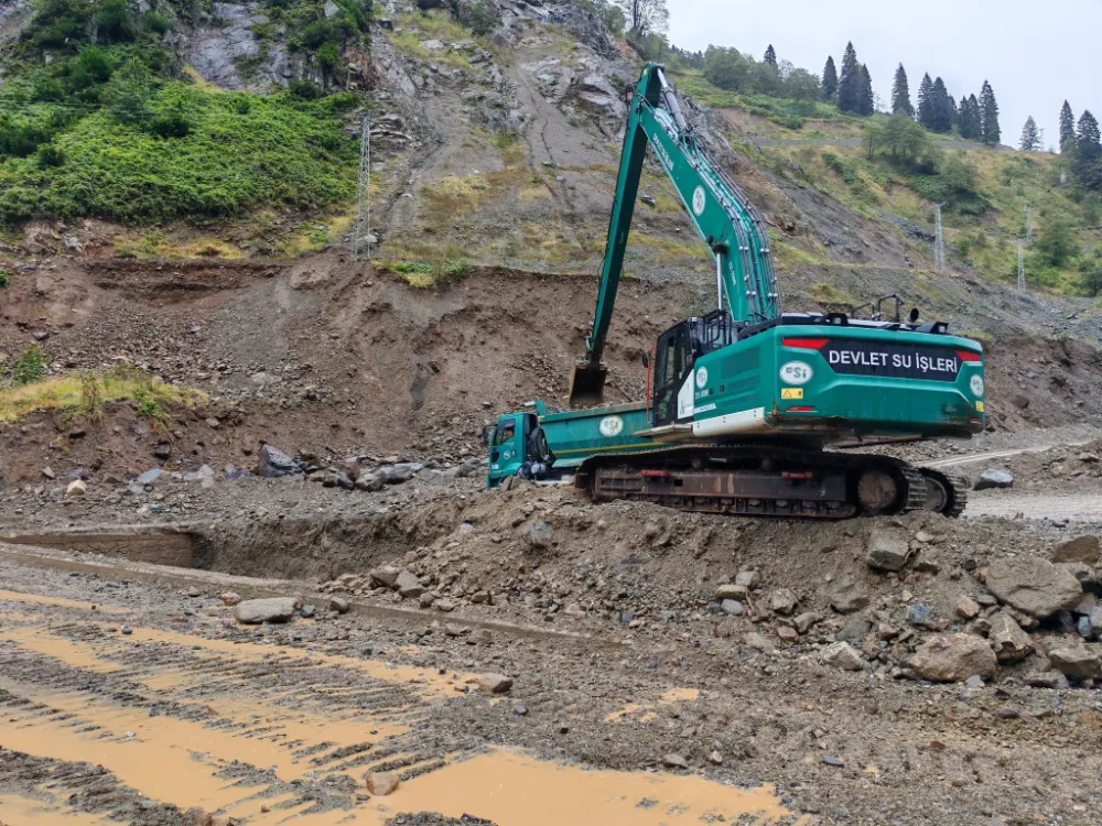 Rize’de İş Makineleriyle Derelerde Yoğun Mesai Sürüyor