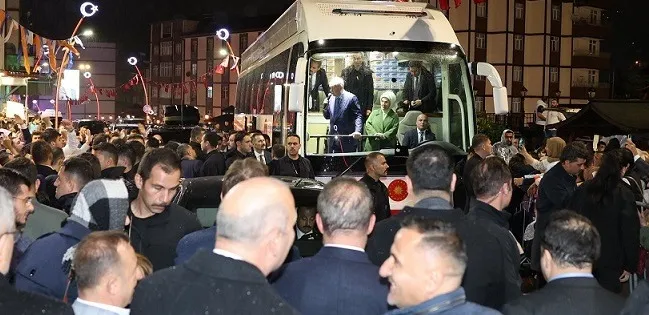 Cumhurbaşkanı Erdoğan Güneysu’da Coşkuyla Karşılandı