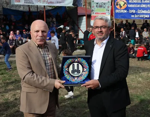 Başkan Sekmen, İspir Üzümbağı Mahallesi’nde Düzenlenen Geleneksel Karakucak Güreşleri’ne Katıldı