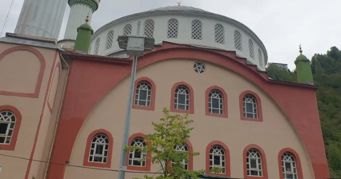 Murgul Yeni Camii’nin Dış Cephe Boyama Çalışmaları Başladı