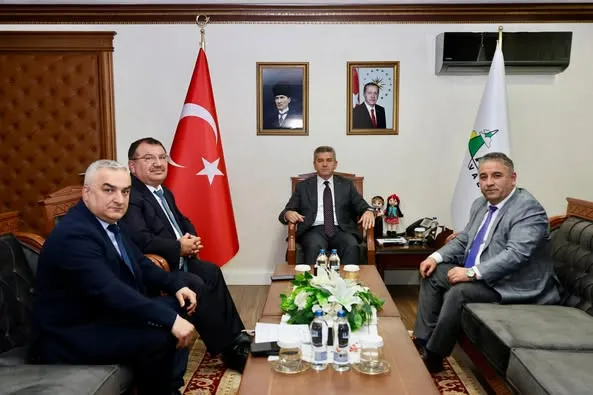 Vali Dr. Turan Ergün, Şavşat Belediye Başkanı ve Ziyaret Heyetini Makamında Kabul Etti