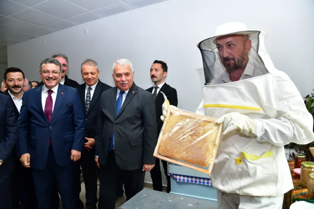Vali Aziz Yıldırım Şalpazarı’nda Arıcılara Destek Toplantısına Katıldı