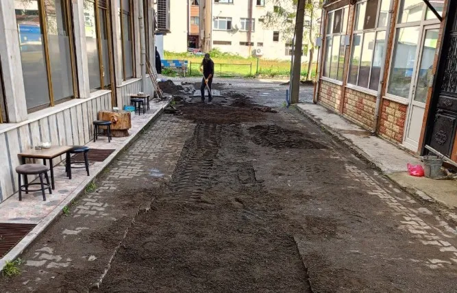 Beşikdüzü’nde Doğalgaz Çalışmaları Devam Ediyor: Zeminde Parke Yenileme Yapılıyor