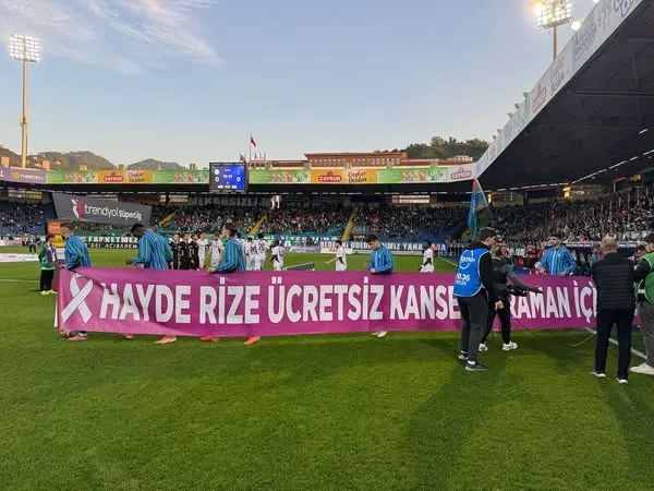 Çaykur Rizesporlu Futbolculardan ücretsiz kanser taramalarına pankartlı destek!