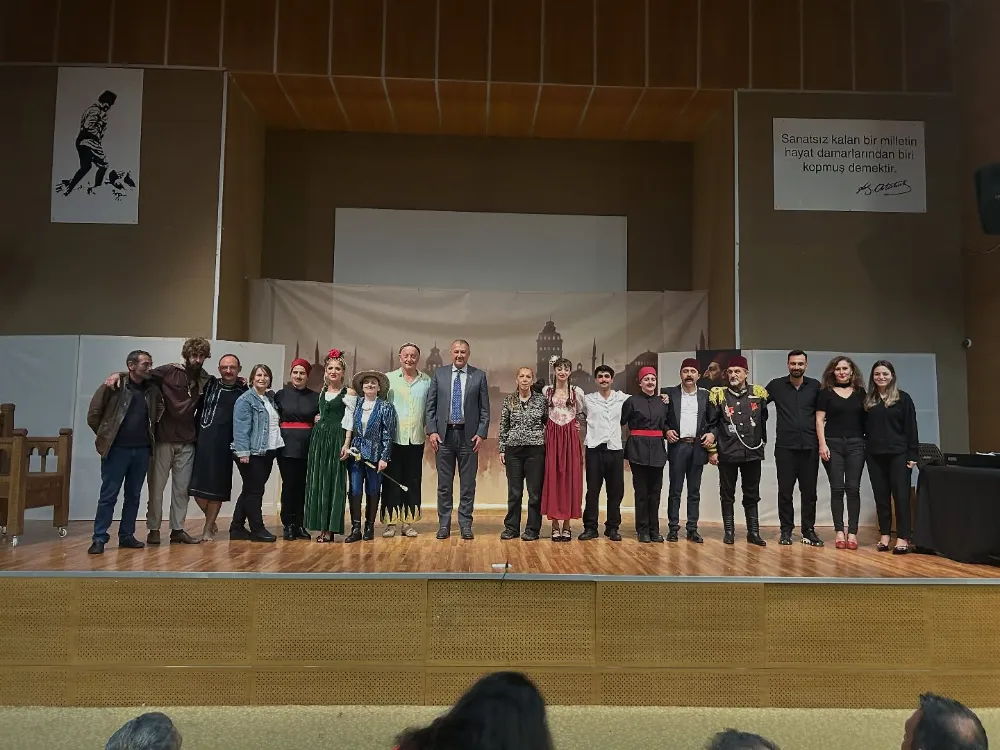Ardeşen’de İstibdat Kumpanyası Tiyatro Oyunu Büyük İlgi Gördü