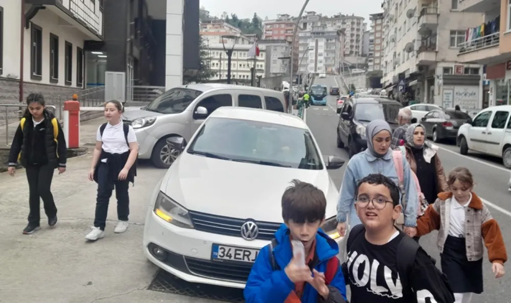 Rize’de Okul Sokaklarındaki Trafik ve İşgaller Tehlike Saçıyor