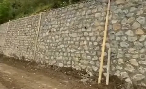 Üzümözü Mahallesi’nde Taş Duvar Çalışmaları Hızla Devam Ediyora