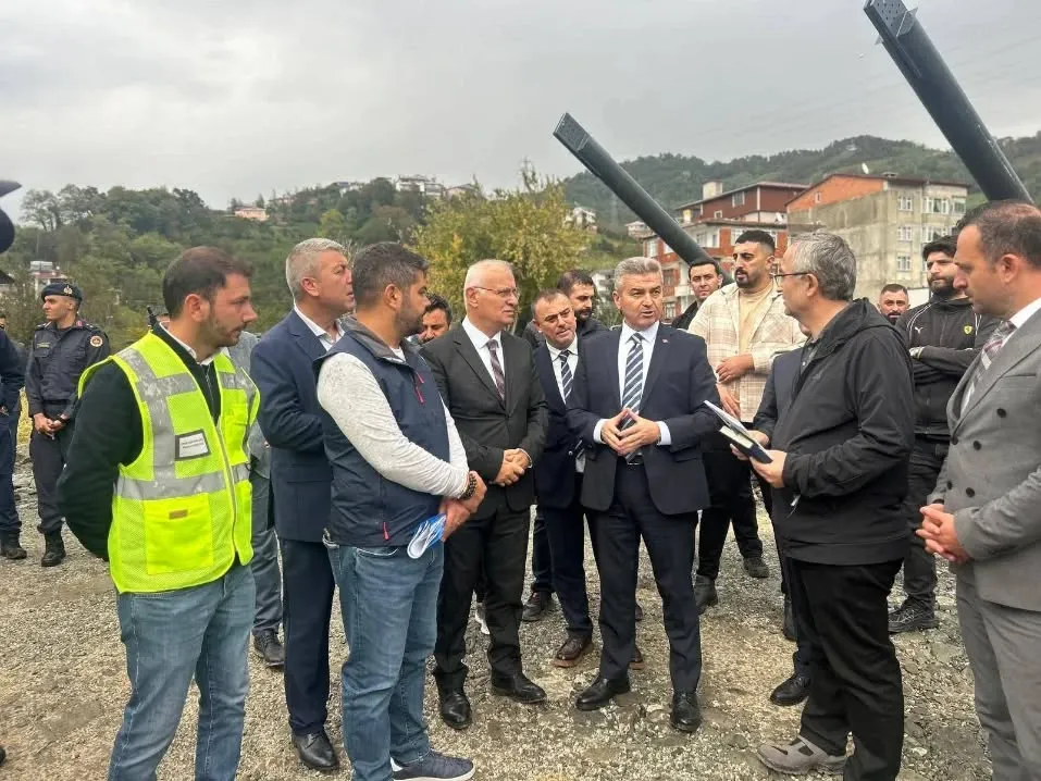 Vali Dr. Turan Ergün, Hopa’da Gençlik ve Spor Tesislerini İnceledi