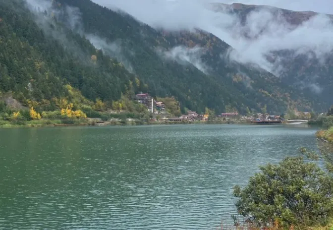 Uzungöl Sonbaharın Büyüleyici Renkleriyle Ziyaretçilerini Bekliyor