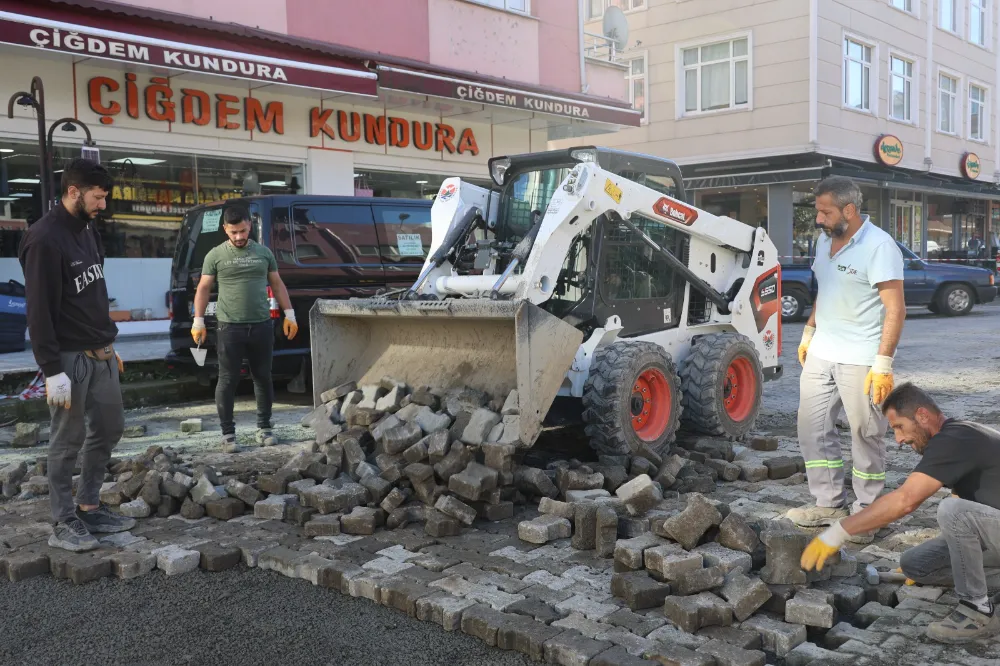 Arhavi’de Zemin Düzenleme ve Kilit Taşı Onarımları Devam Ediyor