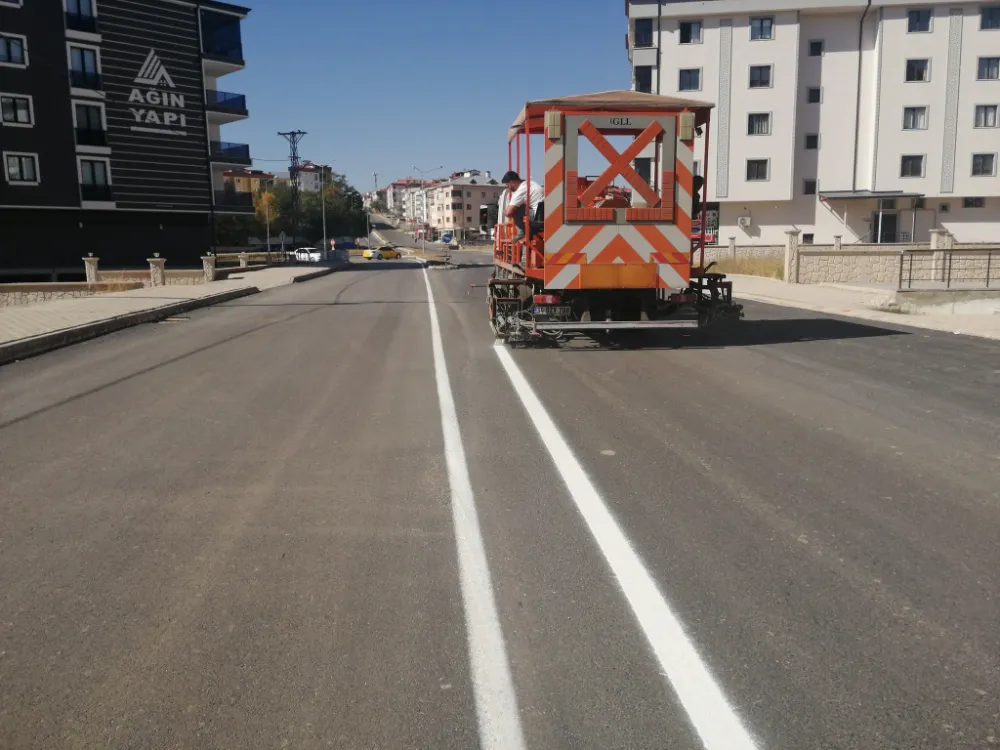 Bayburt Belediyesi’nden Pazar Mesaisi: Şehirde Yol ve Yaya Geçidi Çalışmaları Devam Ediyor