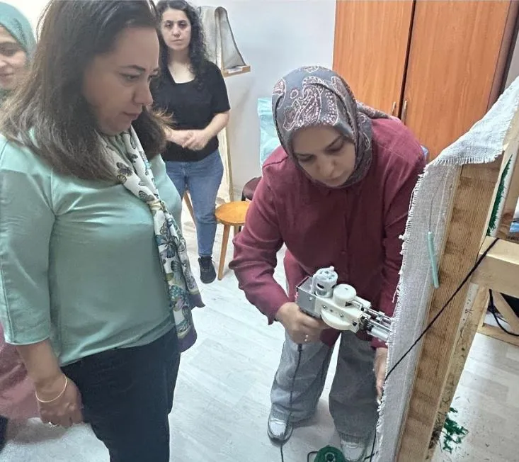 Artvin’de İpliklerle Yaşama Kurulan Köprü Projesi Kursiyerleri Sergi Öncesi Hazırlıklarını Tamamlıyor