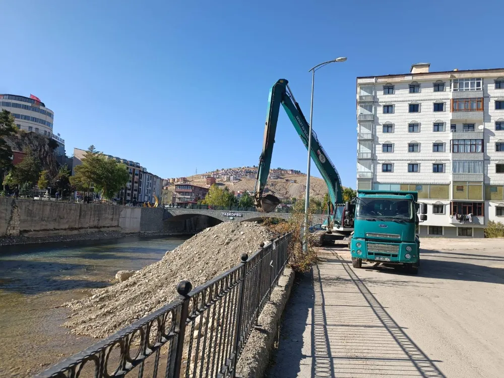 Bayburt’ta Çoruh Nehri’nde Temizlik Çalışmaları Devam Ediyor