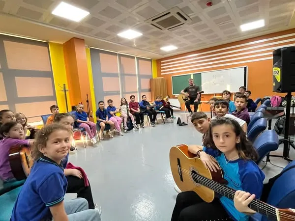 Hopa Gençlik Merkezi’nde Gitar Eğitimi Başladı