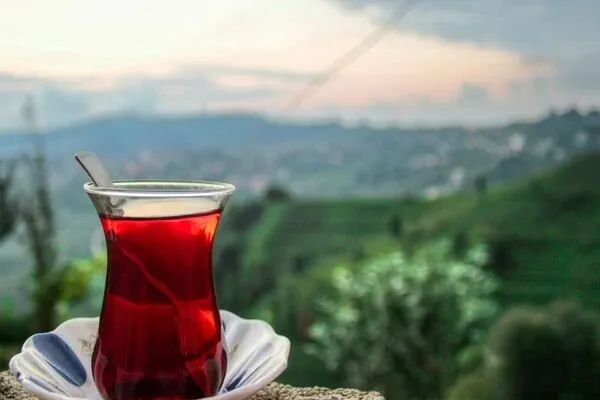 Çay Tiryakileri Kaklı İnce Bel, Çayın Tadını Da Keyfini De Artırıyor