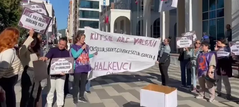 Hopa’da kadınlardan “Kutsal Aile Örtüsünü Kaldırıyoruz” eylemi: “Bu örtünün altında yoksulluk, görünmeyen emek ve erkek şiddeti var”