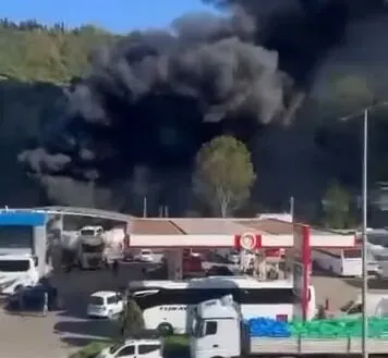 Trabzon Deliklitaş’ta Yangın Paniği: Alevler Akaryakıt İstasyonuna Yaklaştı