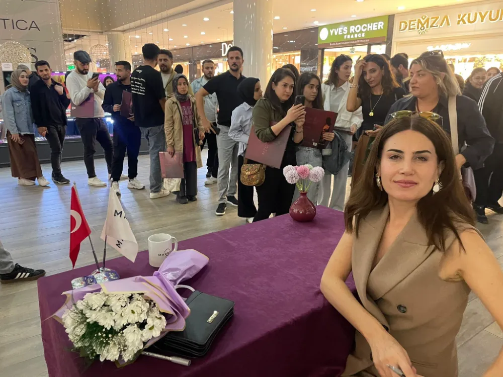 Rewşan, Mardian Mall’da plak imza gününde hayranlarıyla buluştu