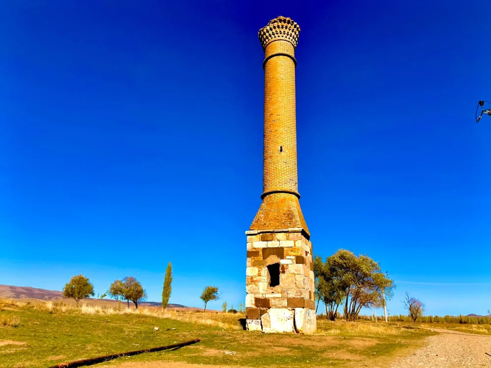 Mescidi yanan caminin minaresi 200 yılı aşkın süredir zamana meydan okuyor