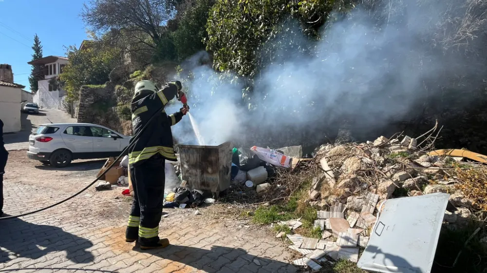 Menteşe’de çöp konteynerinde yangın paniği
