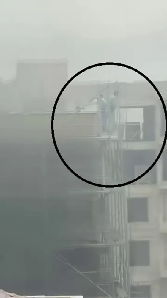 Yangına iskelede yakalanan işçilerin zor anları kamerada