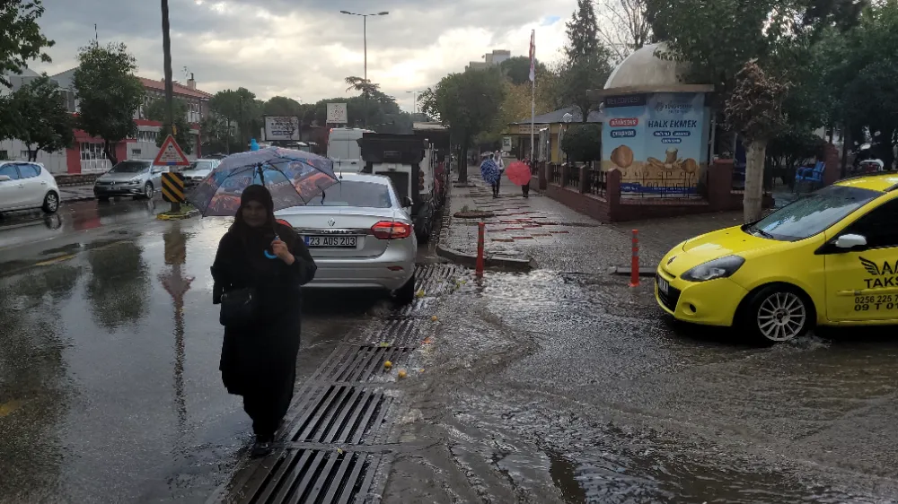 Aydın’da on beş dakika yağdı, yollar göle döndü