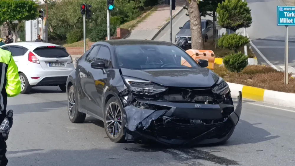 Kırmızı ışık ihlali kaza yaptırdı