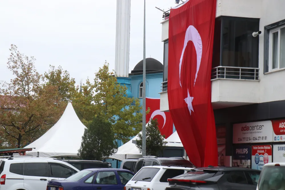 Sakaryalı şehidin mahallesi Türk bayraklarıyla donatıldı