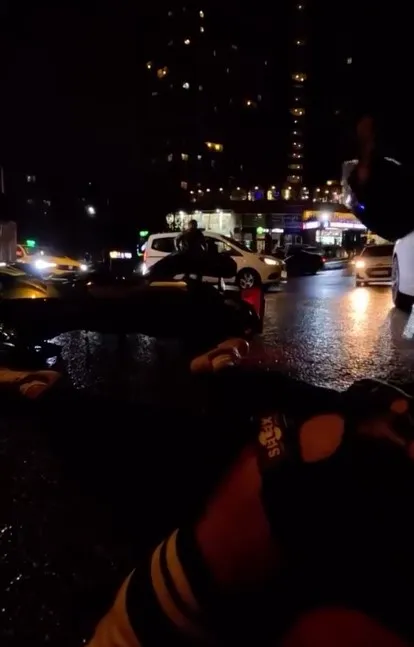 Kavşakta motosikletliye araba çarptı