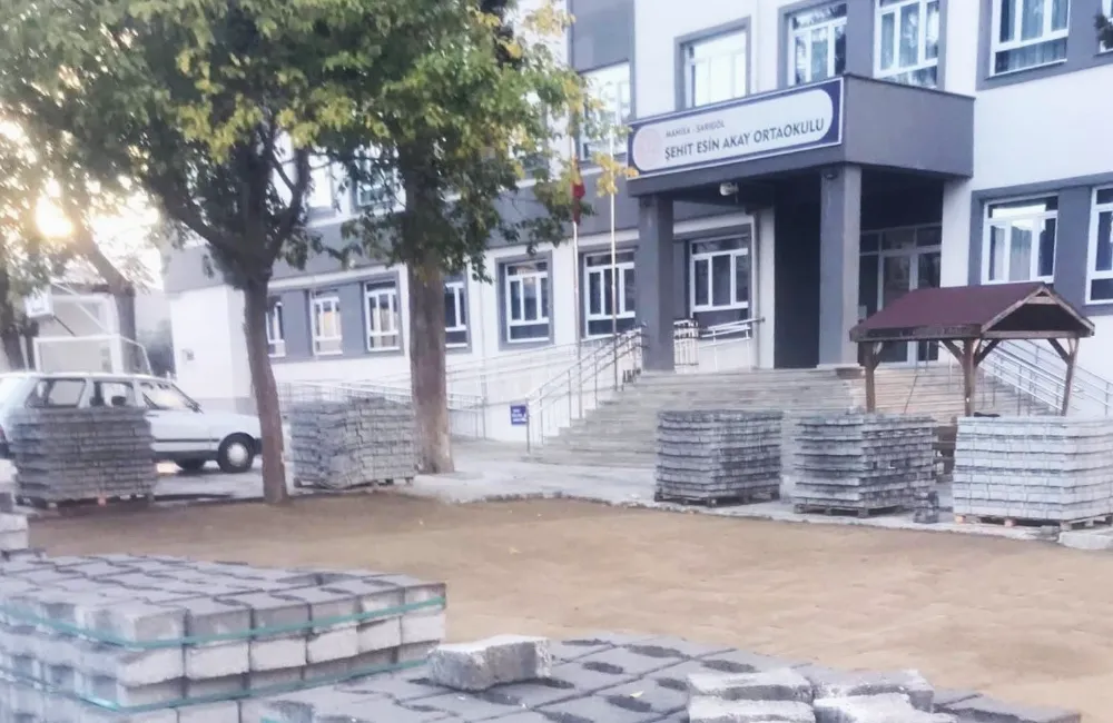 Okul bahçesine parke döşenmeye başladı