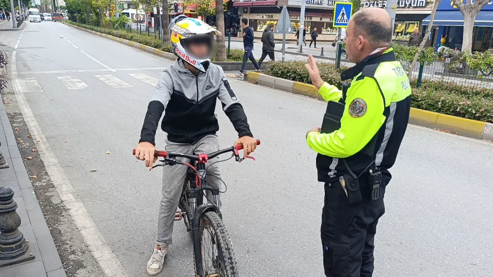 Trafik polisinden trafiği tehlikeye düşüren bisikletliye nasihat: 