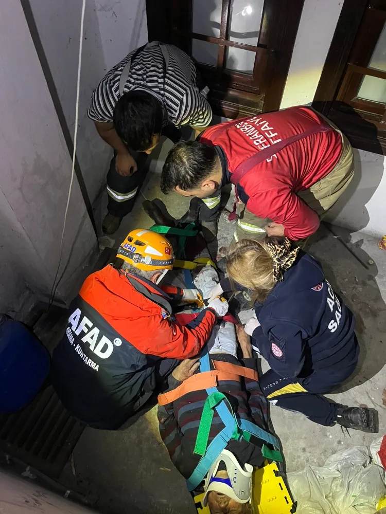 Apartman boşluğuna düşerek yaralanan yaşlı adamı ekipler kurtardı