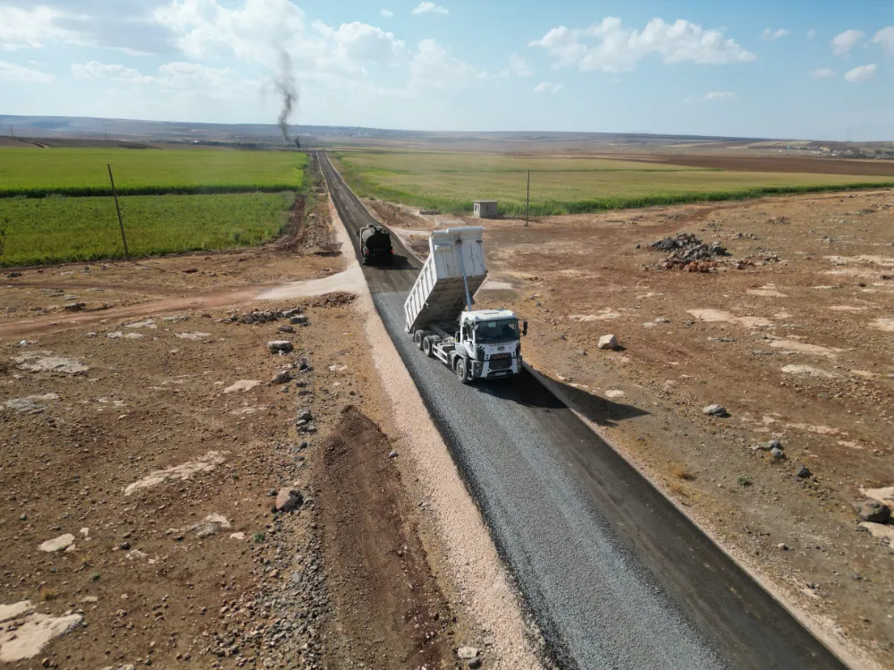 Hilvan’da 5 kilometrelik yolun sathi asfalt çalışmalarını tamamladı