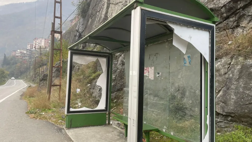 Borçka–Murgul Yol Ayrımında Çöp Yığını ve Kırık Durak Tepki Çekiyor