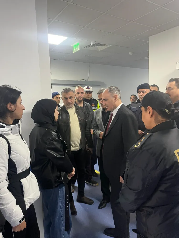 Vali Özkan yaralı polis memuru Hatice Ünal’ı hastanede ziyaret etti