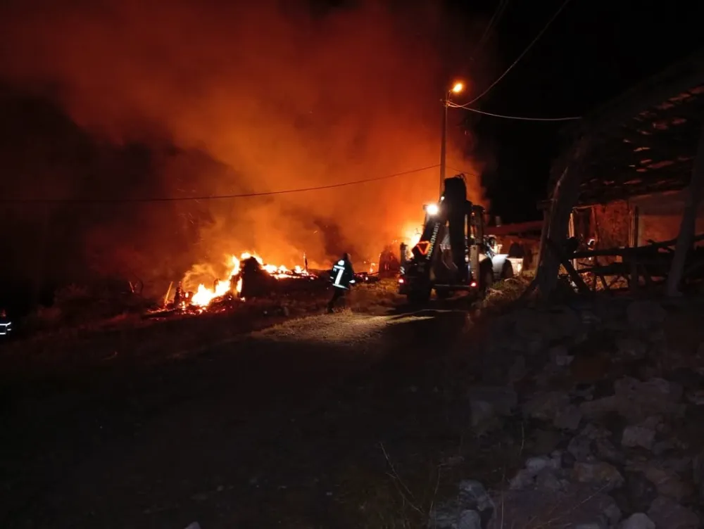 Çorum’da alevlere teslim olan ev, samanlık ve balyalar küle döndü