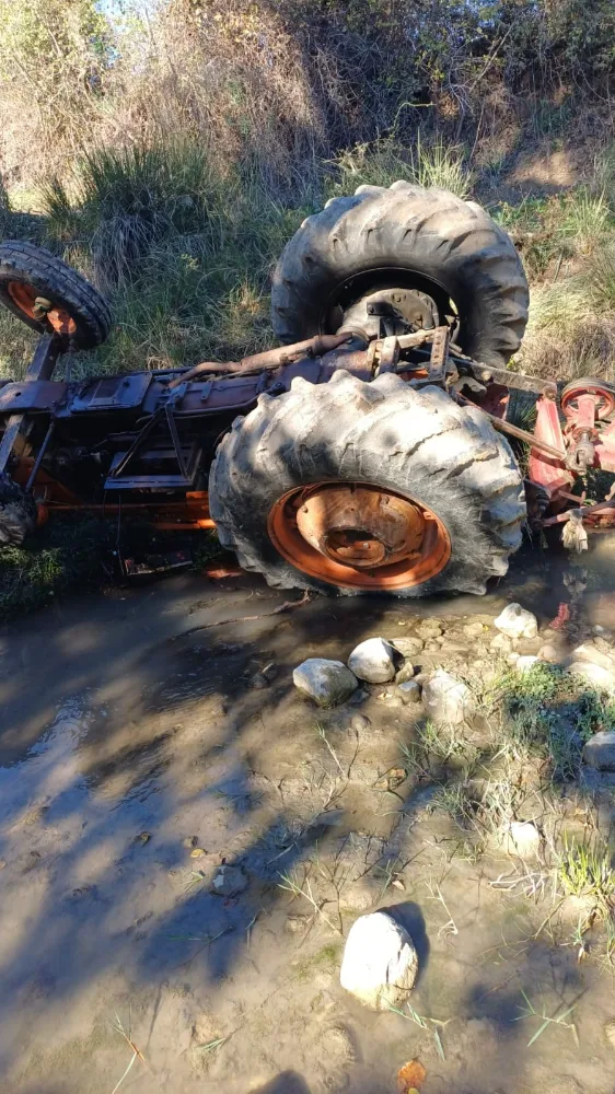 Devrilen traktörün altında kalan sürücü hayatını kaybetti