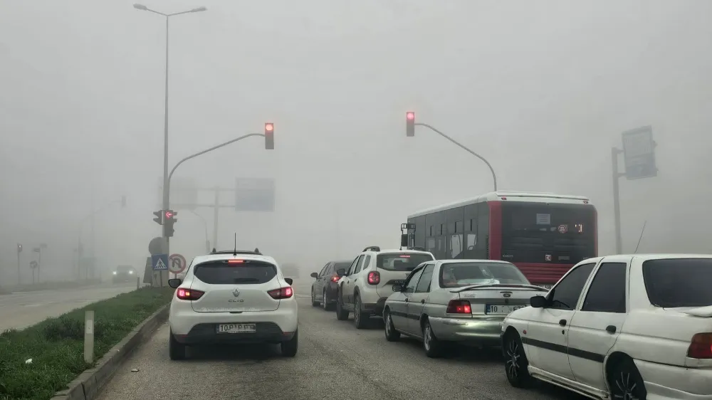 Bandırma’da sabah saatlerinde yoğun sis etkili oldu