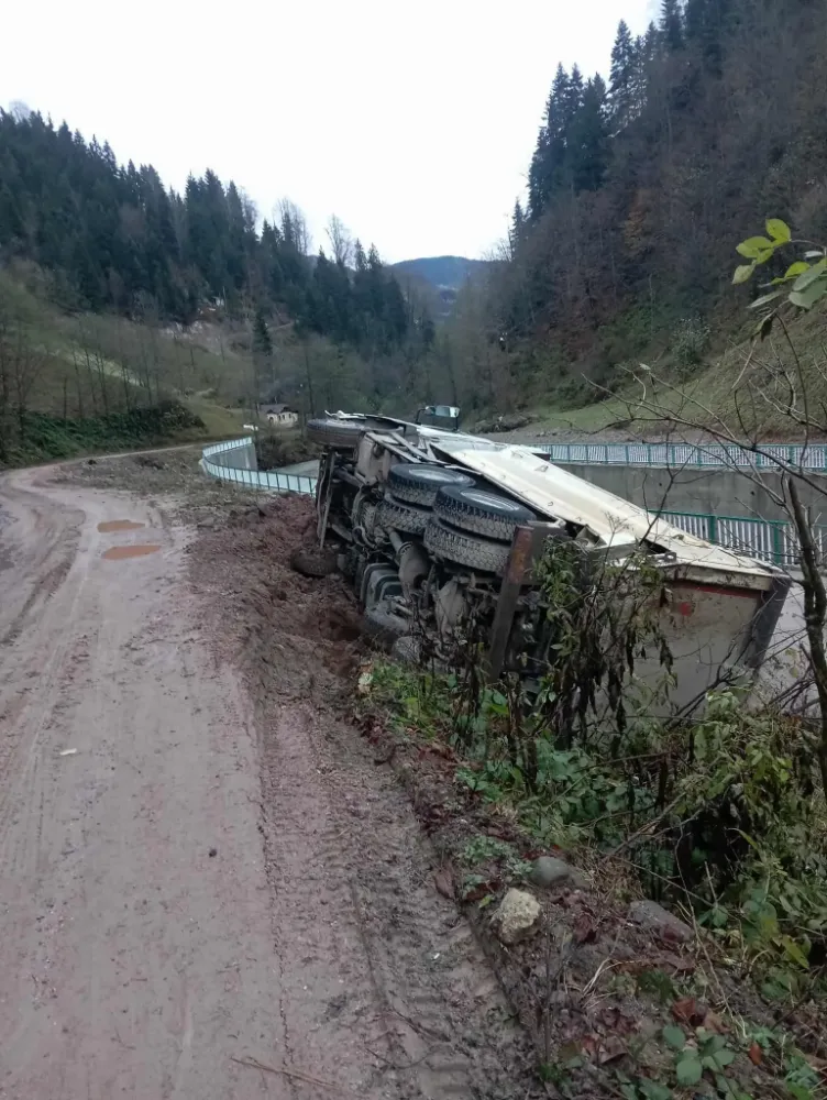 Düzköy’de Dere Islahı Çalışmasında Kamyon Yan Yattı, Yaralanan Olmadı