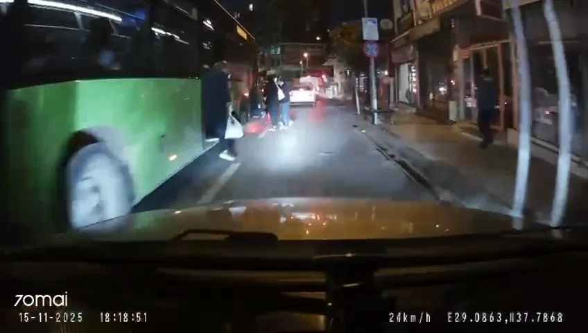 Durak yerine orta şeritte yolcu indirip alan halk otobüsü pes dedirtti