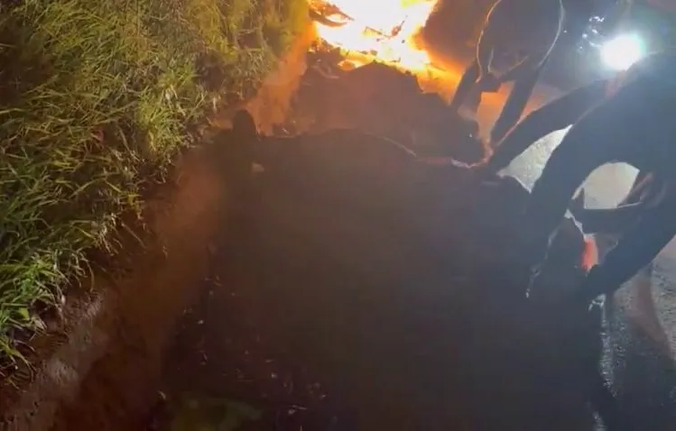 Otomobille çarpışan motosiklet alev topuna döndü: 1