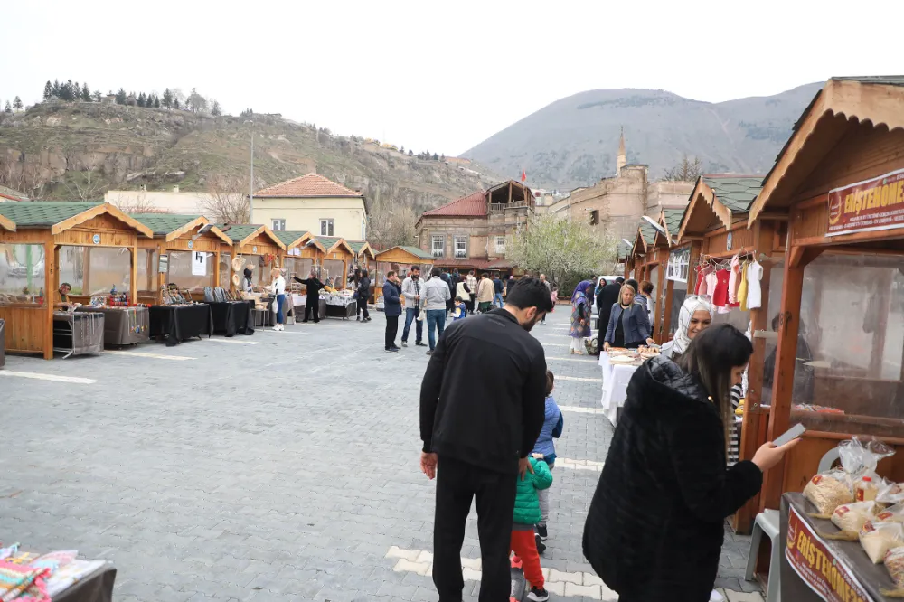 Maharetli Eller Pazarı Kasım’da yine dolup taştı