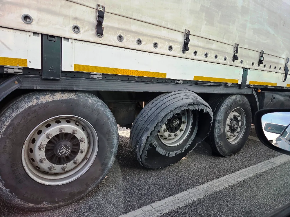 Lastiği parçalanan tırın tehlikeli yolculuğu