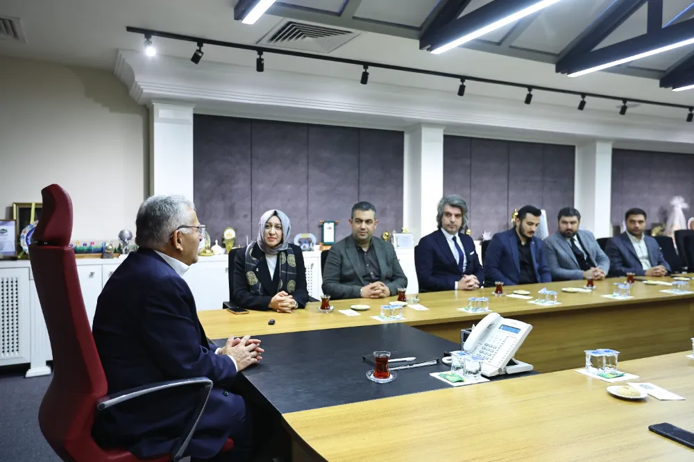 Başkan Büyükkılıç, Kayseri’nin ilk kadın ilçe başkanı Kahraman ve yönetimini ağırladı